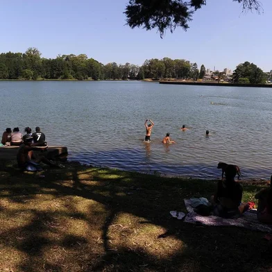  CAXIAS DO SUL, RS, BRASIL, 28/12/2019 - Mesmo com proibição, calor leva dezenas de banhistas a represas, como a do Complexo Dal Bó, em Caxias do Sul. (Marcelo Casagrande/Agência RBS)