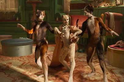 Danny Collins, Naoimh Morgan, and Francesca Hayward in Cats (2019)<!-- NICAID(14371794) -->