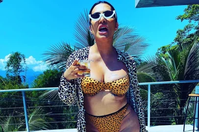 Cleo de biquíni