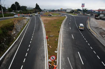  CAXIAS DO SUL, RS, BRASIL, 25/04/2019. Trânsito - Término das obras de reformulação do trevo no entroncamento da rua dos Limoeiros e rua Gregório Paniz com a rodovia RSC-453. Km 141 da RSC-453 (Rota do Sol), no trevo de acesso aos bairros Santa Fé, Vila Ipê e Belo Horizonte, junto ao posto Buffon (antigo Posto Sâo Luiz). (Porthus Junior/Pioneiro)