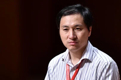  Esta foto de arquivo retrata o cientista chinês He Jiankui durante um painel após sua apresentação em um congresso de genética em Honk Kong. O cientista, que criou bebês geneticamente modificados, foi condenado a 3 anos de prisão.(FILES) In this file photo taken on November 28, 2018 Chinese scientist He Jiankui reacts during a panel discussion after his speech at the Second International Summit on Human Genome Editing in Hong Kong. Crispr is the latest breakthrough in a year of great strides in gene therapy, a medical adventure started three decades ago, when the first TV telethons were raising money for children with muscular dystrophy.Anthony WALLACE / AFPEditoria: SCILocal: Hong KongIndexador: ANTHONY WALLACESecao: biotechnologyFonte: AFPFotógrafo: STF<!-- NICAID(14373331) -->
