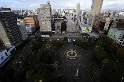  CAXIAS DO SUL, RS, BRASIL, 11/07/2018 - Edifício Caixa de Fósforo, cujo nome original é Condomínio Galeria Auto João Muratore, integra a reportagem especial sobre a comunidade Prédios de Caxias do Sul, que mapeia a história dos edifícios históricos de Caxias do Sul. Nas fotos, detalhes do prédio, terraço, o síndico Bryan Harms e a arquiteta Roberta Rech, que atuou nos trabalhos de restauração do prédio. Edifício foi entregue em 1962. (Marcelo Casagrande/Agência RBS)