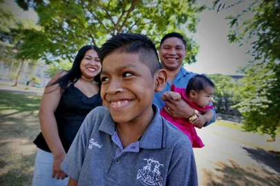  PORTO ALEGRE, RS, BRASIL, 26/12/2019- Indígena Marrony, 13 anos, que veio de uma aldeia de Rondônia para receber um transplante de rim em Porto Alegre. Na Foto- Enildo Kavtere Gavião (pai), Eronice Gavião (mãe), Marrony Amóa Zoró (transplantado), Heloísa Cristina (bebê)(FOTOGRAFO: LAURO ALVES / AGENCIA RBS)