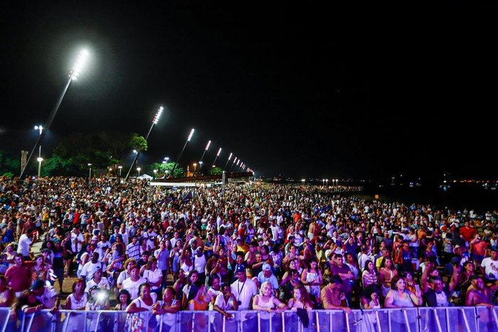 Público se reuniu na orla do Guaíba à espera de 2020