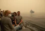 Marinha australiana evacua cidade cercada por incêndios