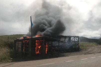 Ônibus que funcionava como tenda de produtos coloniais pega fogo na Rota do Sol