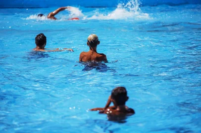 PORTO ALEGRE, RS, BRASIL, 05/01/2020: Primeiro final de semana da piscina pública do Ceprima ¿ Centro de Comunidade Primeiro de Maio. (Foto: Omar Freitas / Agência RBS)Indexador: Omar Freitas