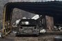  A burnt vehicle is seen inside a gutted house after an overnight bushfire in Quaama in Australias New South Wales state on January 6, 2020. - Reserve troops were deployed to fire-ravaged regions across three Australian states on January 6 after a torrid weekend that turned swathes of land into smouldering, blackened hellscapes. (Photo by SAEED KHAN / AFP)Editoria: DISLocal: QuaamaIndexador: SAEED KHANSecao: fireFonte: AFPFotógrafo: STF<!-- NICAID(14377511) -->