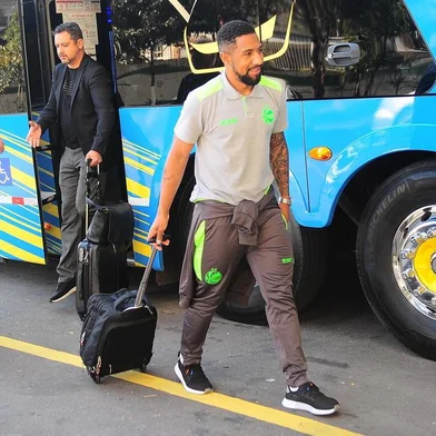  CAXIAS DO SUL, RS, BRASIL, 03/09/2019. Chegada da delegação do Juventude. O Ju jogou contra o Imperatriz, no Maranhão, na noite de segunda-feira. Na foto técnico Marquinhos Santos (C) e lateral Vidal. (Porthus Junior/Agência RBS)