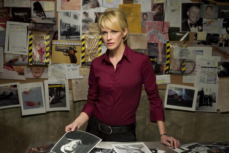 Série Cold Case - detetive Lilly Rush (Kathryn Morris).
