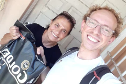 Emanoel Henrique Portella, da Sorveteria do Parque de Caxias, doou ração para gatos comprada com lucro da sorveteria. 