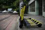 PORTO ALEGRE, RS, BRASIL, 26-02-2019: Patinetes da Yellow, sem estação, liberados para uso por aplicativo, estacionados na Rua Irmão José Otão. (Foto: Mateus Bruxel / Agência RBS)<!-- NICAID(13972296) -->