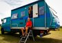 Casal alemão que foge do frio e viaja de motor home chama a atenção em Balneário Pinhal