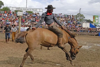 Mais de 1,5 mil participantes são esperados para o Rodeio Crioulo Nacional de Canela que se inicia nesta quarta-feira (8), no Parque de Rodeios Saiqui. O evento abre a temporada 2020 de rodeios no Rio Grande do Sul e terá programação campeira e artística até o domingo (12). As provas abrem espaço para participantes de todas as idades, como os piás e prendinhas que disputam a vaca parada, a partir de dois anos, até o laço vaqueano, para aqueles que já completaram 70 anos, com premiações que somam R$ 60 mil. Os pequenos artistas disputam nas modalidades mirins, com troféu nas categorias de intérprete vocal, gaita, declamação e danças tradicionais. As mesmas premiações são oferecidas nas invernadas juvenis e adultas._ Apesar das dificuldades financeiras que a entidade enfrenta e o alto custo de um evento como o nosso, com a parceira da prefeitura e apoio de algumas empresas, Canela terá, novamente, um grande rodeio _ afirma o Gilnei do Nascimento, patrão do Centro de Tradições Gaúchas (CTG) Querência, que organiza o evento.