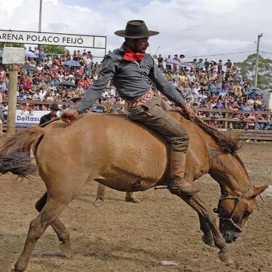 Mais de 1,5 mil participantes são esperados para o Rodeio Crioulo Nacional de Canela que se inicia nesta quarta-feira (8), no Parque de Rodeios Saiqui. O evento abre a temporada 2020 de rodeios no Rio Grande do Sul e terá programação campeira e artística até o domingo (12). As provas abrem espaço para participantes de todas as idades, como os piás e prendinhas que disputam a vaca parada, a partir de dois anos, até o laço vaqueano, para aqueles que já completaram 70 anos, com premiações que somam R$ 60 mil. Os pequenos artistas disputam nas modalidades mirins, com troféu nas categorias de intérprete vocal, gaita, declamação e danças tradicionais. As mesmas premiações são oferecidas nas invernadas juvenis e adultas._ Apesar das dificuldades financeiras que a entidade enfrenta e o alto custo de um evento como o nosso, com a parceira da prefeitura e apoio de algumas empresas, Canela terá, novamente, um grande rodeio _ afirma o Gilnei do Nascimento, patrão do Centro de Tradições Gaúchas (CTG) Querência, que organiza o evento.