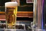 Bar de Porto Alegre passa a servir chope de baixo para cima; veja em vídeo como funciona