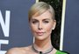Charlize Theron critica Steven Seagal: "Não é gentil com as mulheres"