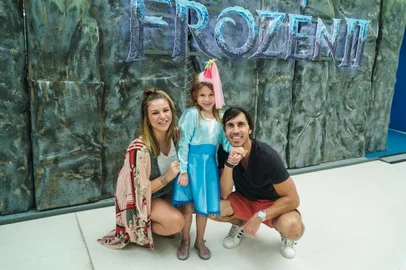 Abertura da Arena Fronzen 2, atividade infantil em alusão ao filme Fronzen 2, no shopping Praia de Belas. Na foto, Vanessa, Olivia e Claus.<!-- NICAID(14380672) -->