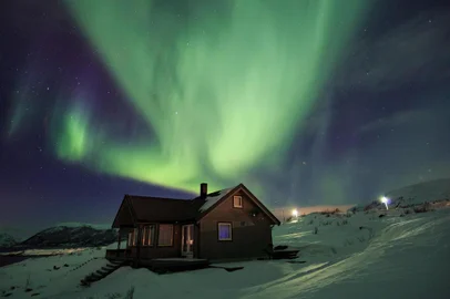 Em 2018 o fotógrafo Rogério Jacques partiu para uma expedição ao Círculo Polar Ártico com o objetivo de vivenciar os costumes e tradições dos povoados daquela região, ficando hospedado em cabanas fora dos centros urbanos para ter uma visão privilegiada dos cenários que resultariam nesta incrível exposição fotográfica. Exposição individual do fotógrafo.<!-- NICAID(14381680) -->