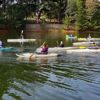 As modalidades e remo, vela e canoagem, além de outras atividaes esportivas e lúdicas, serão oferecidas em mais uma edição da Colônia de Férias da Secretaria Municipal de Esporte e Lazer (Smel) de Caxias do Sul. A atividade aberta a crianças e adolescentes de oito a 17 anos inicia nesta segunda-feira (13) e segue até o dia 7 de fevereiro, na represa São Miguel (Complexo Dal Bó). As inscrições estão abertas e devem ser realizadas prsencialmente no hangar do programa Navegar, que fica na represa.Grupos de escolas municipais já foram previamente cadastrados e contarão com transporte gratuito oferecido pela Smel. Todos os participantes contarão com lanches fornecidos pelo Banco de Alimentos da Secretaria da Agricultura, Pecuária e Abastecimento (Smapa).Dois professores e um estagiário ficarão responsáveis por cada uma das atividades, que ocorrem de segunda a sexta das 13h45 às 16h30. O uso e colete salva-vidas também será obrigatório. Mais informações no telefone (54) 3901-8025.