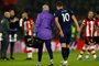  Tottenham Hotspurs English striker Harry Kane (C) leaves the pitch having picked up an injury during the English Premier League football match between Southampton and Tottenham at St Marys Stadium in Southampton, southern England on January 1, 2020. (Photo by Adrian DENNIS / AFP) / RESTRICTED TO EDITORIAL USE. No use with unauthorized audio, video, data, fixture lists, club/league logos or live services. Online in-match use limited to 120 images. An additional 40 images may be used in extra time. No video emulation. Social media in-match use limited to 120 images. An additional 40 images may be used in extra time. No use in betting publications, games or single club/league/player publications. / Editoria: SPOLocal: SouthamptonIndexador: ADRIAN DENNISSecao: soccerFonte: AFPFotógrafo: STF<!-- NICAID(14382430) -->