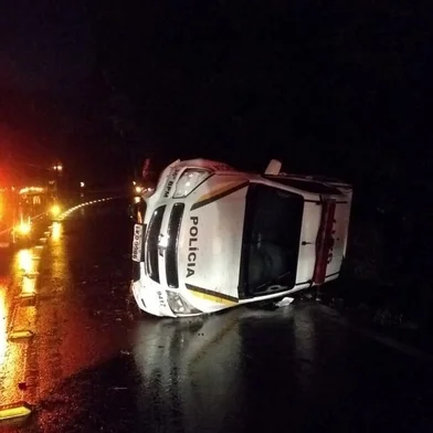Viatura da Brigada Militar capota durante perseguição a ladrões de carro. O assalto aconteceu em Flores da Cunha e o acidente na RS-122, em Caxias do Sul.