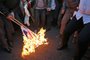  Iranian demonstrators set alight a Union Jack in front of the British embassy in Irans capital Tehran on January 12, 2020 following the British ambassadors arrest for allegedly attending an illegal demonstration. - Chanting Death to Britain, up to 200 protesters rallied outside the mission a day after the brief arrest of British ambassador Rob Macaire at a memorial for those killed when a Ukraine airliner was shot down. (Photo by ATTA KENARE / AFP)manifestantes queimam bandeiraEditoria: WARLocal: TehranIndexador: ATTA KENARESecao: civil unrestFonte: AFPFotógrafo: STF<!-- NICAID(14384693) -->