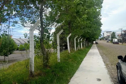 Calçada construída em torno da Ceasa, nas ruas Cesare Cambruzzi, Capitão Artemin Karan e Alziro Zarur. Na foto, na Rua Capitão Artemin Karan.