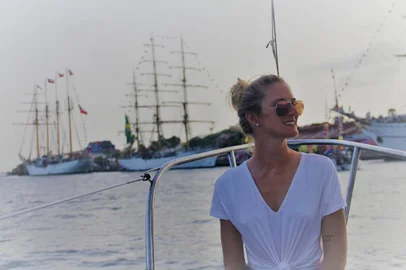 A engenheira passofundense Camila de Conto, de 32 anos, é uma das 300 mulheres selecionadas para percorrer parte das 38 mil milhas náuticas ao redor do planeta. Formada em Engenharia de Materiais pela Universidade de Caxias do Sul (UCS), Camila foi uma das escolhidas entre 10 mil candidatas para a eXXpedition Round the World, uma expedição que está dando a volta ao mundo a bordo do veleiro S.V.Travel Edge, para estudar o impacto do plástico nos oceanos. 