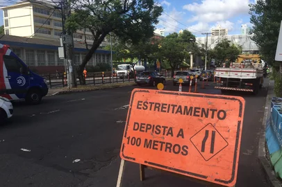 Começam obras para requalificação do asfalto da Avenida Nilo Peçanha, em Porto Alegre. Trânsito. Desvios. Bloqueios