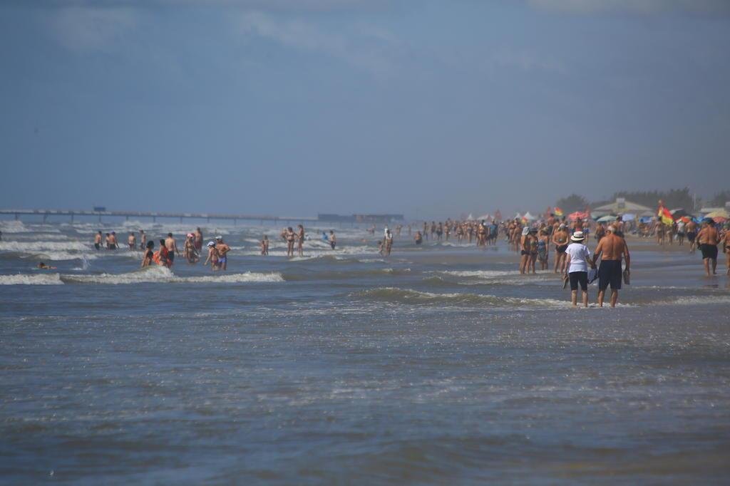 Semana começa com sol, bandeira verde e mar cristalino em Capão da ...