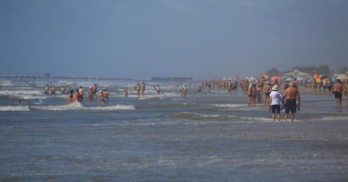 Semana começa com sol, bandeira verde e mar cristalino em Capão da ...