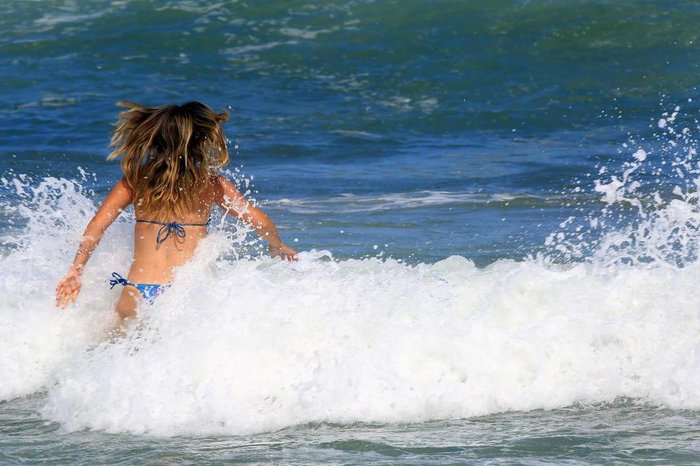 A redução no vento tem feito com que o fundo do oceano fique menos remexido, evitando que sedimentos subam à superfície, o que explica a coloração da água