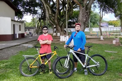 Um trajeto de aproximadamente 570 quilômetros entre Curitiba (PR) e Caxias do Sul deverá ser cumprido de bicicleta ao longo da semana pelos amigos ciclistas Eduardo Carniel, 28, e Jean Pastro, 37. A aventura começa nesta terça-feira (14) e o plano é que ela seja concluída dentro de sete dias, com chegada prevista para o dia 21 de janeiro. Barracas, mudas de roupa, água, alimentos de reposição e, não muito mais que isso, são os apetrechos que darão suporte à dupla ao longo da jornada, que tem como objetivo principal a superação pessoal e, de quebra, pretende arrecadar doações para uma casa de acolhimento de Pernambuco.