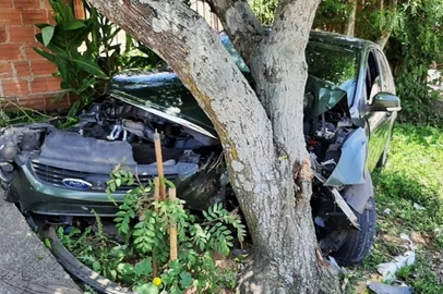 Um motorista de aplicativo foi assassinado durante uma emboscada em Farroupilha. Segundo a BM, o ataque contra o Hatch da vítima foi seguido de uma troca de tiros entre grupos rivais no bairro Industrial. Uma equipe policial estava próxima e interviu, sendo que a viatura foi atingida por um disparo no vidro.