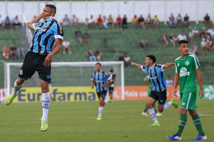 Após suprir ausência de Orejuela, lateral da base acerta renovação com o Grêmio