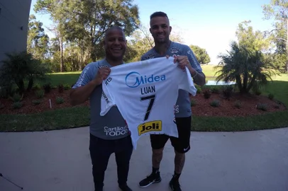  Luan é apresentado oficialmente no Corinthians.<!-- NICAID(14386817) -->