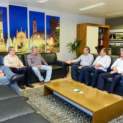 A Prefeitura de Caxias do Sul sediou na tarde desta terça-feira (14/01) uma reunião com entidades e lideranças empresariais e políticas com o senador gaúcho Luiz Carlos Heinze sobre o Aeroporto Regional da Serra Gaúcha. O senador explicou a todos as etapas do andamento dos trabalhos como pagamento de desapropriações, investimentos, melhorias nas estradas de acesso entre outros pontos.