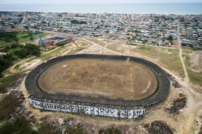  CIDREIRA, RS, BRASIL, 12.01.2020 - Estádio Municipal Antonio Braz Sessim,  conhecido como Sessinzão, tem estrutura comprometida e pode vir a ser demolido. Inaugurado na decada de 90, o local sediou partidas do Campeonato Gaúcho e da Copa Internacional Renner, mas esta abandonado há anos. No entorno, acumulam-se montes de lixo e entulho. (Foto: Mateus Bruxel / Agencia RBS)Indexador: Mateus Bruxel<!-- NICAID(14384609) -->