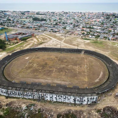 CIDREIRA, RS, BRASIL, 12.01.2020 - Estádio Municipal Antonio Braz Sessim,  conhecido como Sessinzão, tem estrutura comprometida e pode vir a ser demolido. Inaugurado na decada de 90, o local sediou partidas do Campeonato Gaúcho e da Copa Internacional Renner, mas esta abandonado há anos. No entorno, acumulam-se montes de lixo e entulho. (Foto: Mateus Bruxel / Agencia RBS)Indexador: Mateus Bruxel<!-- NICAID(14384609) -->