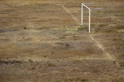  CIDREIRA, RS, BRASIL, 12.01.2020 - Estádio Municipal Antonio Braz Sessim,  conhecido como Sessinzão, tem estrutura comprometida e pode vir a ser demolido. Inaugurado na decada de 90, o local sediou partidas do Campeonato Gaúcho e da Copa Internacional Renner, mas esta abandonado há anos. No entorno, acumulam-se montes de lixo e entulho. (Foto: Mateus Bruxel / Agencia RBS)Indexador: Mateus Bruxel<!-- NICAID(14384606) -->