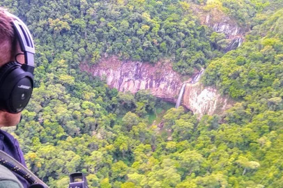 Após perseguição e troca de tiros, a Brigada Militar (BM) procura por dois criminosos no interior de Flores da Cunha no início da tarde desta quarta-feira (15). Um dos fugitivos estaria baleado. Eles estavam em um Jetta preto que foi roubado em Farroupilha pela manhã