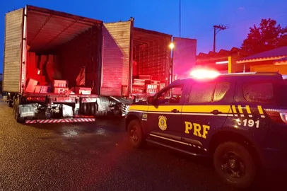PRF apreende carga de cigarros em Vac