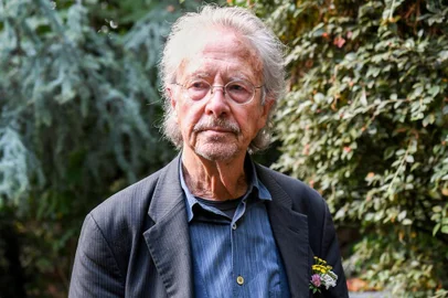 Austrian writer Peter Handke poses in Chaville, in the Paris surburbs, on October 10, 2019 after he was awarded with the 2019 Nobel Literature Prize. - Austrian Peter Handke, one of the most original German-language writers alive, who once used his famously sharp tongue to call for the Nobel Prize in Literature to be abolished, was awarded with the 2019 Nobel Literature Prize on October 10. The prize brings its winner false canonisation along with one moment of attention (and) six pages in the newspaper, the novelist, playwright, poet and translator told Austrian media in 2014. (Photo by Alain JOCARD / AFP)<!-- NICAID(14284452) -->