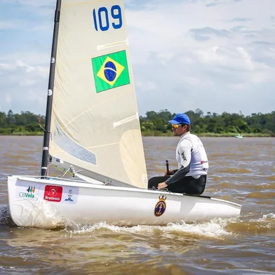 O velejador olímpico Jorge Zarif, da classe Finn, que conquistou o 1º lugar na categoria, compete na 8ª regata , no último dia da IV Copa Brasil de Vela, realizada na raia do Cristal, no rio Guaíba em Porto Alegre, em 11/03/17. A principal competição do calendário nacional da vela, organizada pela Confederação Brasileira de Vela (CBVela), com patrocínio master do Bradesco e patrocínio da Energisa para o projeto da Vela Jovem, acontece de 5 a 11 de março, em Porto Alegre, com sede nos clubes Veleiros do Sul e Jangadeiros, e serve de seletiva para a formação da Equipe Brasileira de Vela que estará presente nos Jogos Olímpicos de Tóquio 2020. Foto: Gustavo Roth / @AgenciaPreview<!-- NICAID(12785957) -->