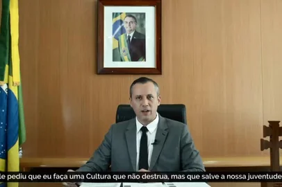 Roberto Alvim<!-- NICAID(14390166) -->