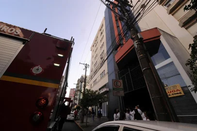  CAXIAS DO SUL, RS, BRASIL, 17/01/2020 - Vazamento de gás motiva evacuação de prédio comercial no centro de Caxias do Sul. Salas dos oito andares do Centro Profissional Porto Bello foram evacuadas após funcionários de um laboratório acionarem o alarme de incêndio. Segundo relatos, teriam escutado um barulho e sentido o cheiro de gás. Segundo os bombeiros a válvula foi rompida. (Marcelo Casagrande/Agência RBS)