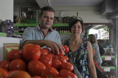  CAXIAS DO SUL, RS, BRASIL, 15/01/2020 - Caderno +Serra sobre a produção de orgânicos na serra. NA FOTO: Andrei Salvador Cargnino e a mãe Arlete Salvador Cargnino, proprietários da Fruteira Ecológica. (Lucas Amorelli/Agência RBS)