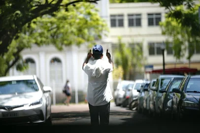  PORTO ALEGRE, RS, BRASIL, 20-01-2020: Guardadores de veículos, os flanelinhas, seguem exercendo atividade considerada irregular, mesmo após início de autuações por parte da Prefeitura de Porto Alegre (FOTO FÉLIX ZUCCO/AGÊNCIA RBS, Editoria de Notícias).<!-- NICAID(14392527) -->