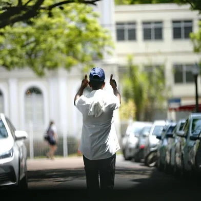  PORTO ALEGRE, RS, BRASIL, 20-01-2020: Guardadores de veículos, os flanelinhas, seguem exercendo atividade considerada irregular, mesmo após início de autuações por parte da Prefeitura de Porto Alegre (FOTO FÉLIX ZUCCO/AGÊNCIA RBS, Editoria de Notícias).<!-- NICAID(14392527) -->